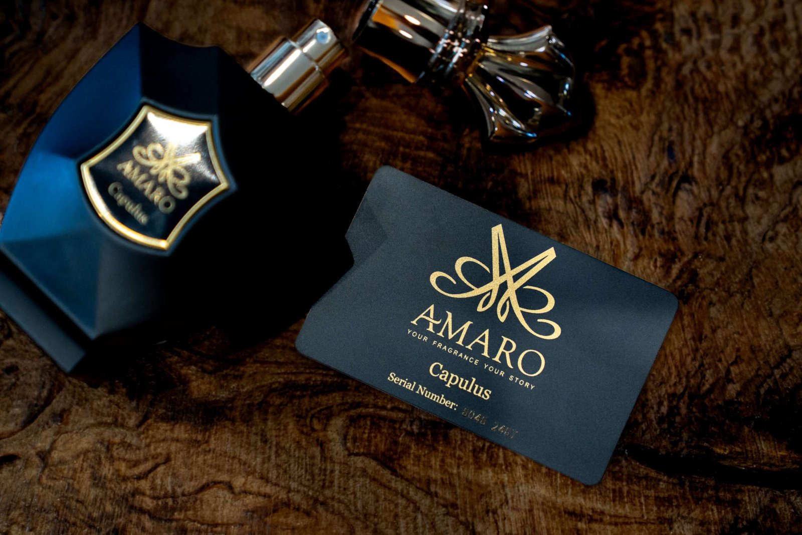 Botella de perfume y tarjeta de membresía AMARO