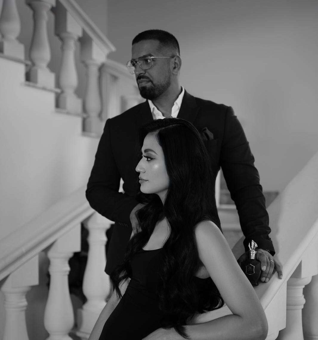 Tarjeta y producto Amaro sobre una mesa