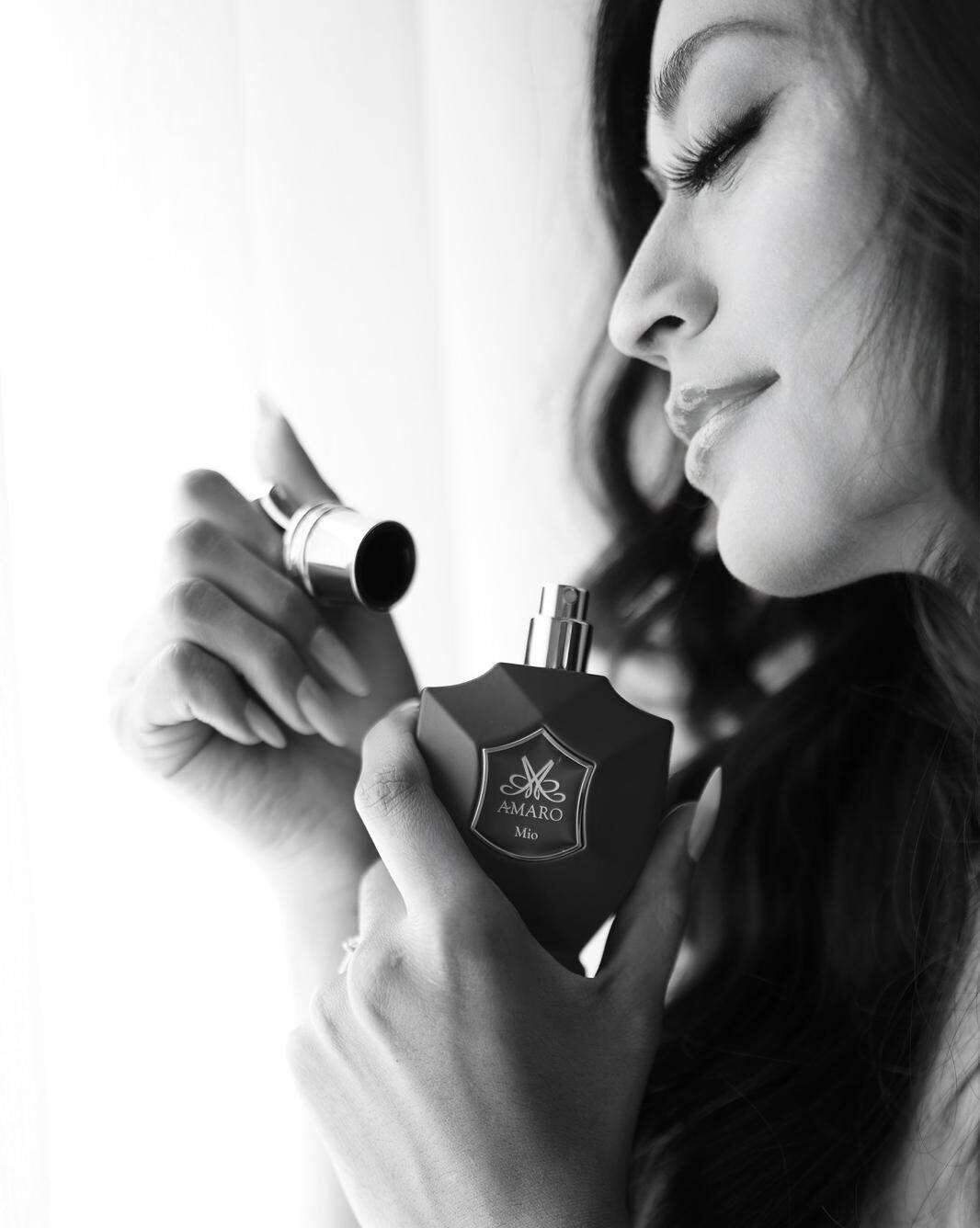 Hombre examinando un producto Amaro