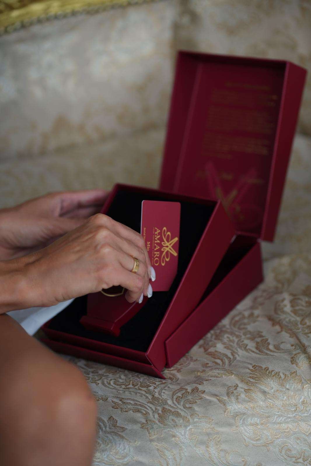 Botella de perfume y tarjeta de membresía AMARO