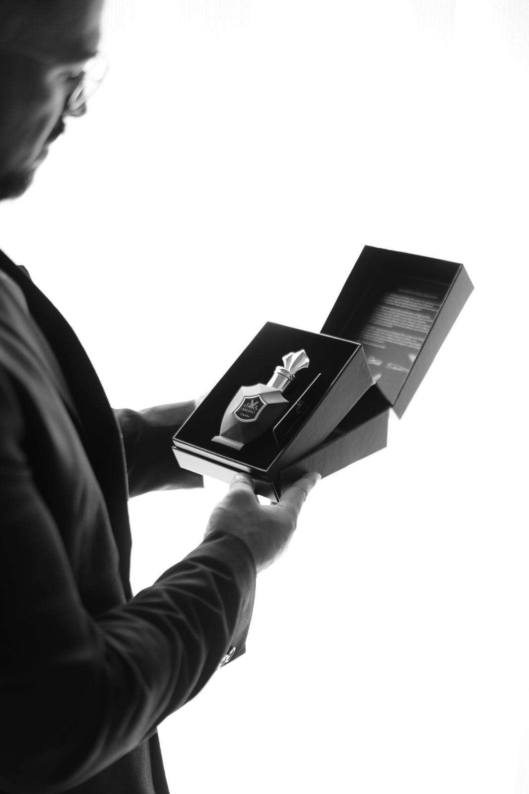 Tarjeta y producto Amaro sobre una mesa